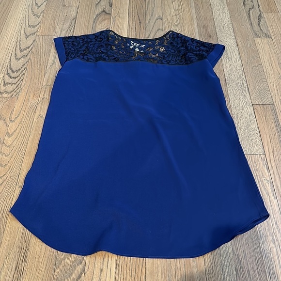 NWT Express Women’s Lace Trim Blouse - Size Medium - Picture 2 of 5